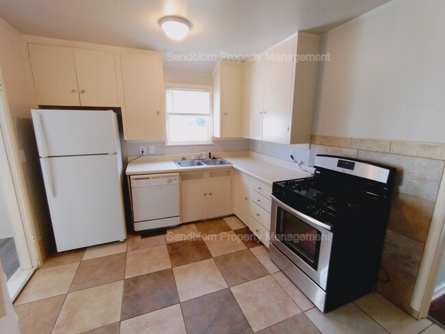 Building Photo - FOR LEASE | Tulsa | $1000 Rent | 2 Bed, 1 ...