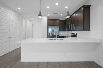Building Photo - Like New Luxurious Modern 3 Bedroom 2 Bath Townhome in Warner Meadows