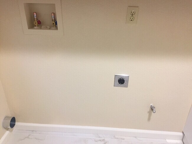 Building Photo - 110 Rock Ravine Ct