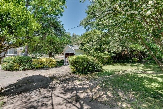 Building Photo - 812 Adair Ave NE