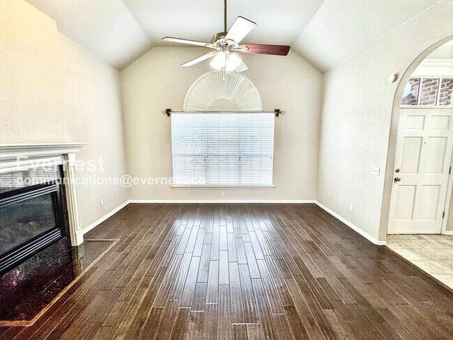 Building Photo - Charming 3-Bed, 2-Bath Home with Fenced Backyard & 2-Car Garage