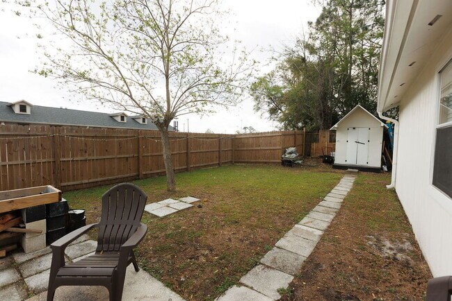 Building Photo - Beautifully updated 3 bedroom 2 bath home in Orange Park .