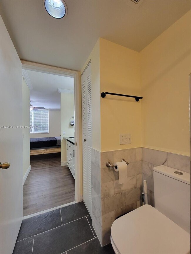 Building Photo - 400 Scotia Dr