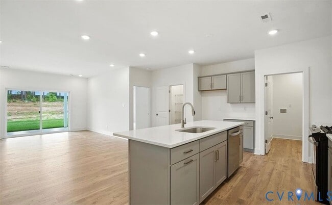 Building Photo - 6900 Sunrise Oasis Ln