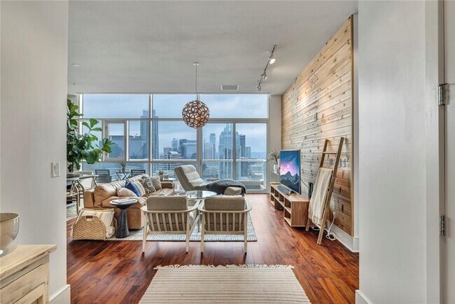 Building Photo - 555 E 5th St