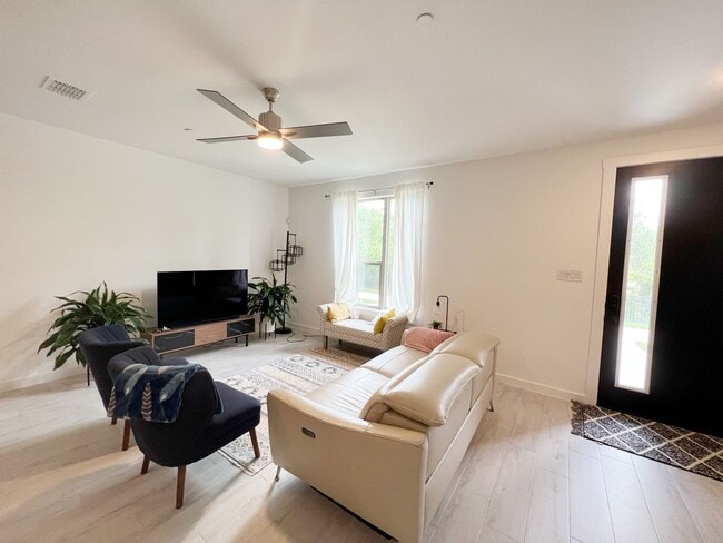 Building Photo - VIEW NOW - COMING SOON -Stunning 3-Bedroom Townhome Overlooking Greenbelt in Plano ISD 600 Collie...