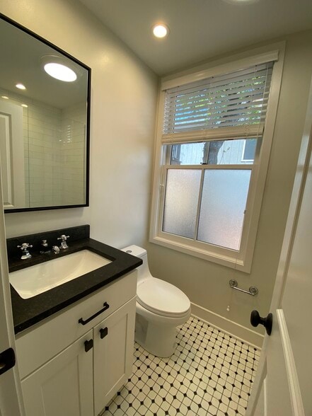 Building Photo - 252 Jackson St