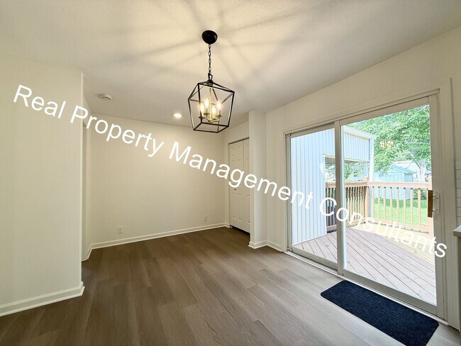 Building Photo - 4 Bed 2 Bath Prairie Village ranch style home!