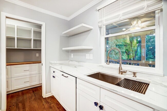 Building Photo - Beautiful Remodeled  Home in Historic Wilmore.