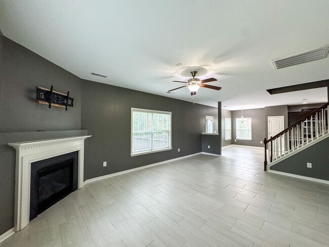 Building Photo - Gorgeous 3 Bed 2.5 Bath Plus Loft Home on ...