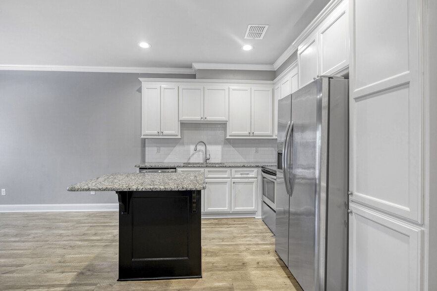 Kitchen - 16076 Echo Glen Dr