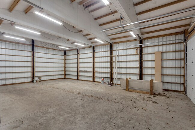 Building Photo - River Access! Spacious 3BD/1.5BA Home + Bonus Room, Office & Huge Shop | $500 Off 1st Month!