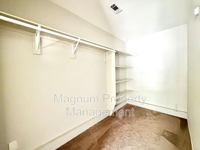 Building Photo - 45680 Clubhouse Dr