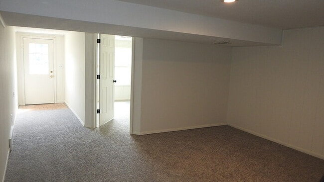 Building Photo - Rental Ready- Townhome in Raytown - 3bed 1...