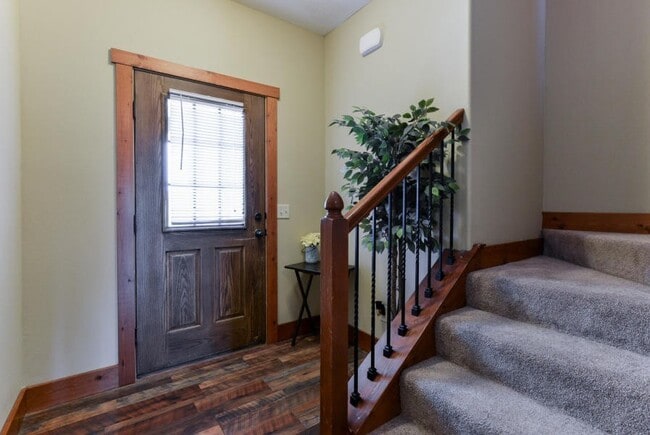Building Photo - Beautiful 3 Bedroom 2.5 bathroom with garage parking Townhouse in Ozark, MO!