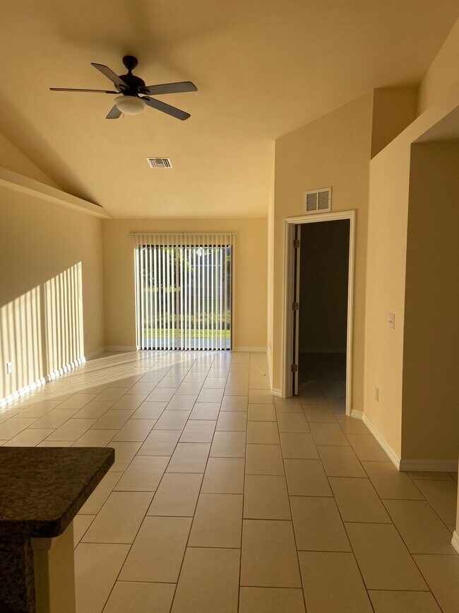 Building Photo - Like New Duplex with 3 Bedroom, 2 Bath and Garage