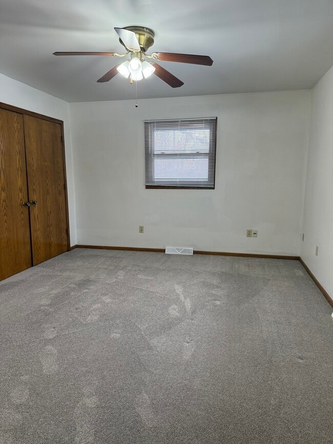 Building Photo - 315 Carriage Dr