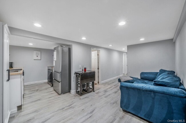 Building Photo - 10 Community Rd