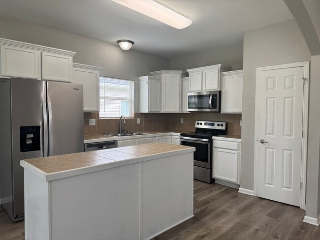 Building Photo - Beautiful Home for Lease in Denham Springs...