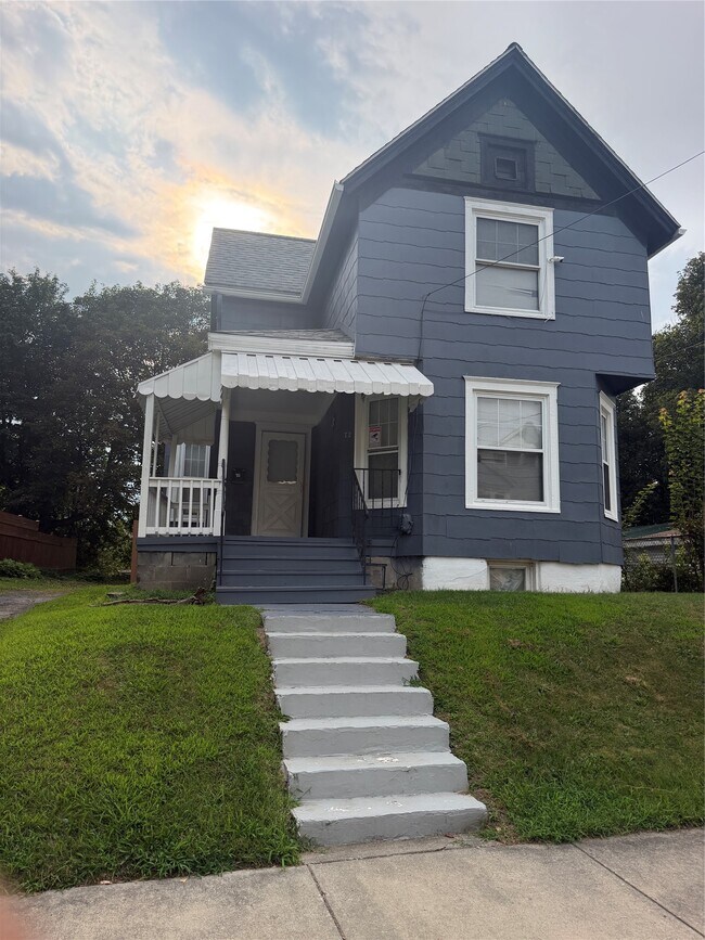 Building Photo - 72 St Charles St