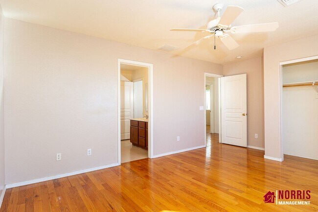Building Photo - Beautiful Large Home Available Now!