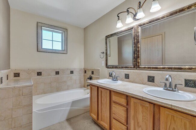 Building Photo - Beautiful Gated Home in Puyallup