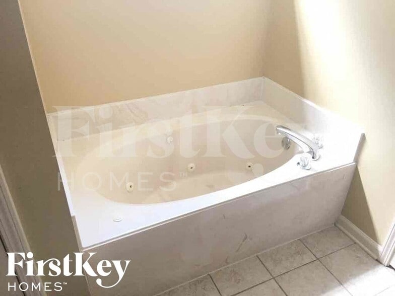 Building Photo - 6706 Einat Cove