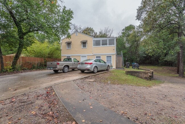 Building Photo - Updated 1 bed/1 bath apartment, great loca...