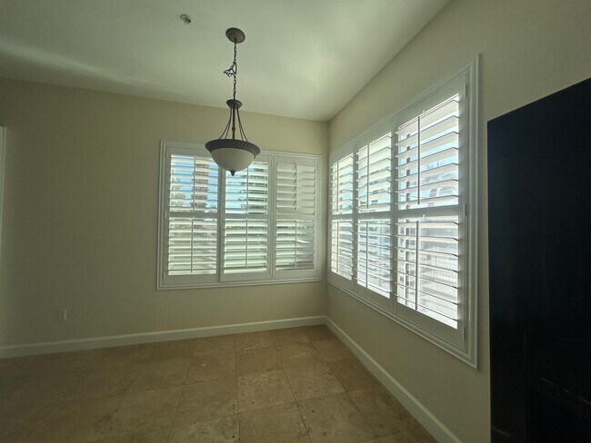 Building Photo - Guard gated Park Ave Condo