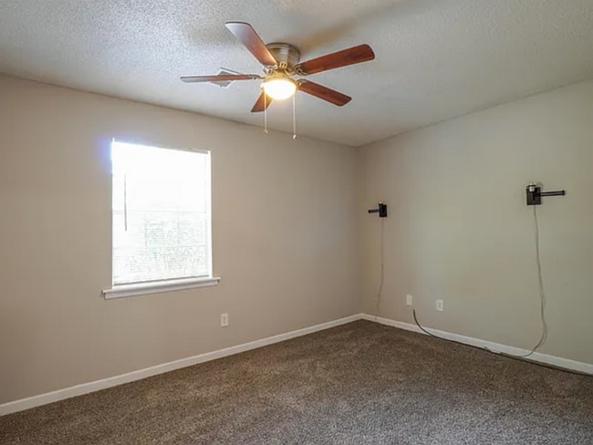 Building Photo - 2116 Greenoaks Rd