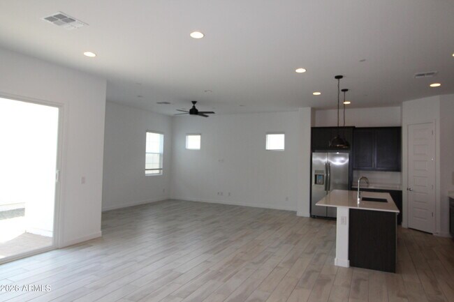 Building Photo - 3831 E Rainbow Dr