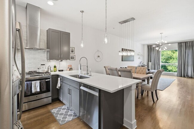 Building Photo - $500 RENT CREDIT if Leased by SEPT 1ST. Location, location, location! Modern Turnkey Townhome Ste...