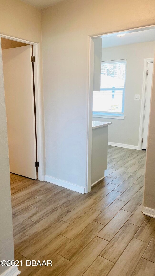 Building Photo - 914 N Wild Olive Ave