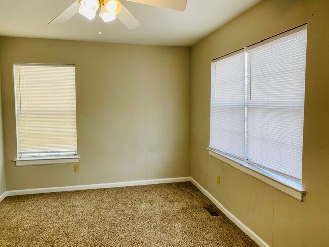 Building Photo - Adorable 3 bdrm/1.5 bath Home Located Clos...