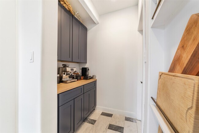 Building Photo - 1611 Lakeside Enclave Dr