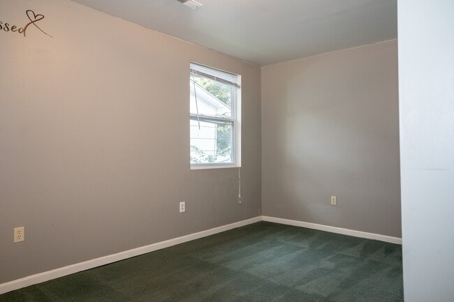 Building Photo - Centrally located bungalow!
