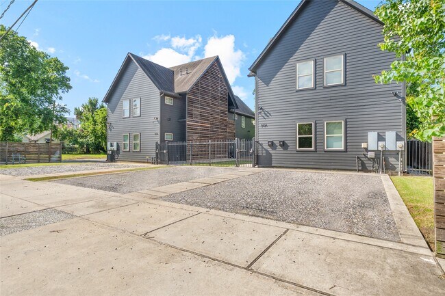 Building Photo - 3426 Tuam St