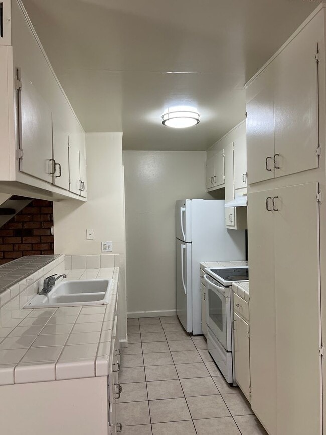 Building Photo - PRICE REDUCED!! UPDATED 2 BEDROOM CONDO!!