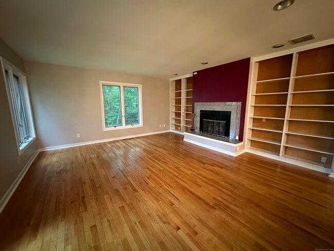 Building Photo - 451 Pine Tree Dr