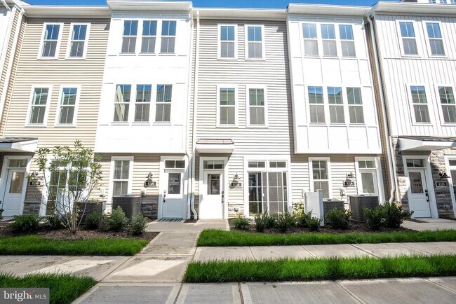 Building Photo - 8104 Donatello Dr