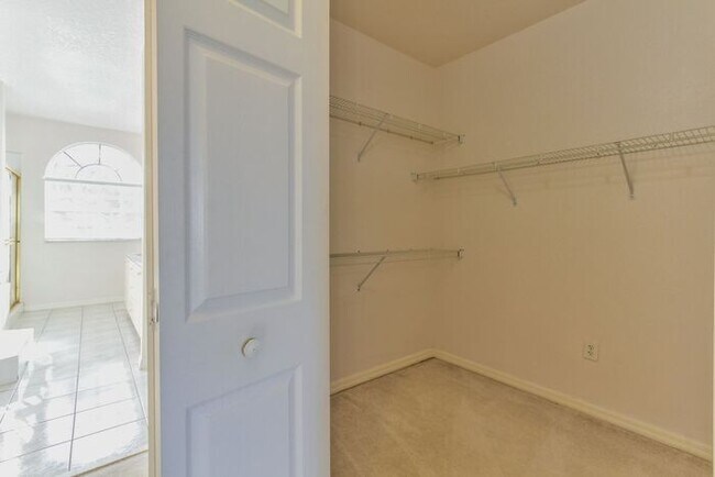 Building Photo - Beautiful Lake front home in West Kissimmee