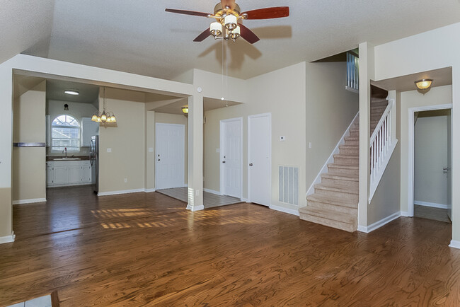 Building Photo - Cute 2-Story Home in Huntsville!