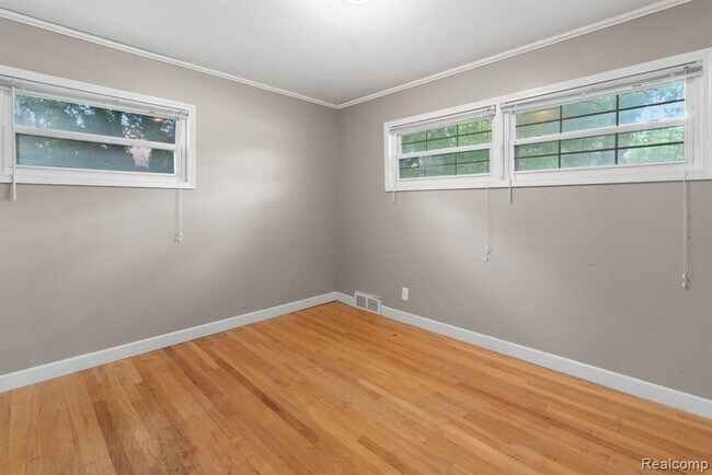 Building Photo - 16940 W 13 Mile Rd