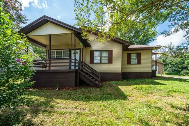 Building Photo - Newly Renovated Home is Graysville- Appliances Included!