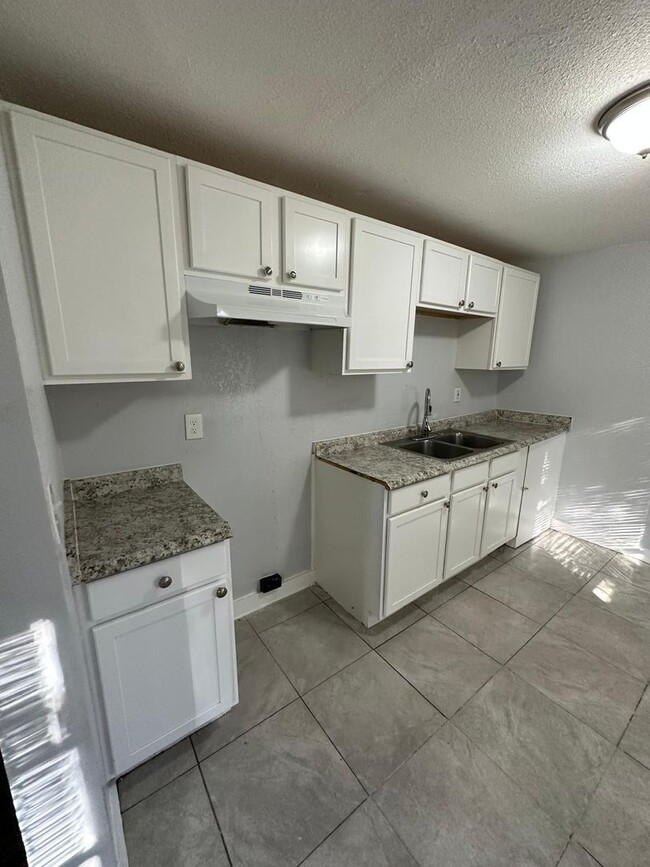 Building Photo - Fully Renovated 2/1 Single Family Availabl...