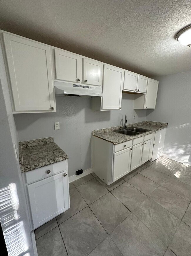 Building Photo - Fully Renovated 2/1 Single Family Available Now!