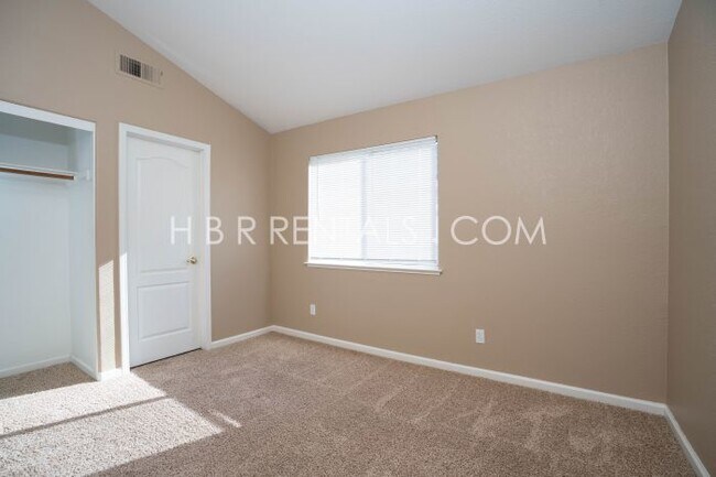 Building Photo - Move in Ready Beautiful 4 Bed Home in Tracy - Full Bed/Bath on 1st floor