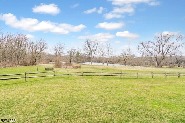 Building Photo - 18 Pond Ridge Dr