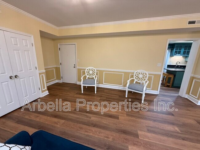 Building Photo - 701 W Locust St