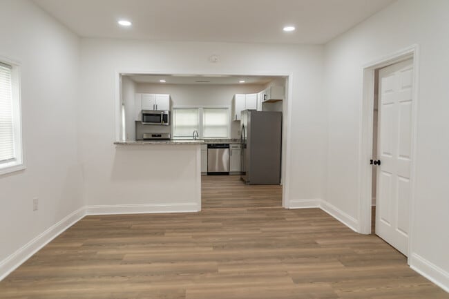 Building Photo - 221 N Davis Ave